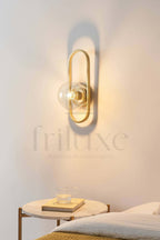 Applique Murale Vintage avec Touche Moderne Or Mat & Globe Verre Transparent