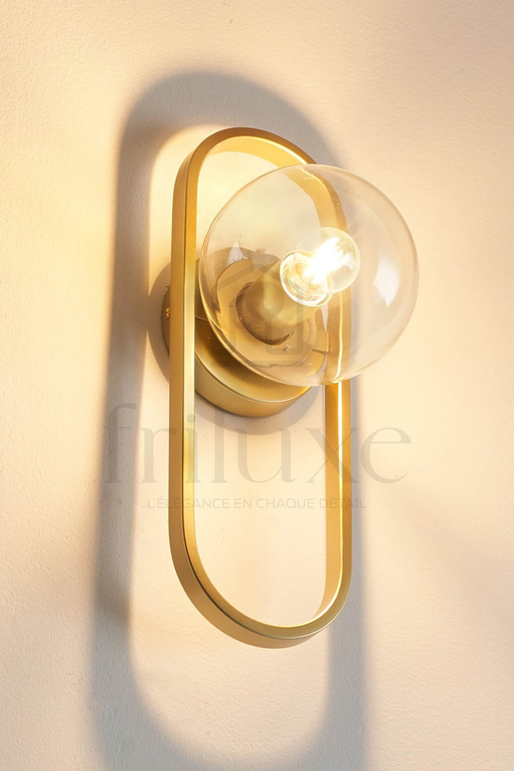 Applique Murale Vintage avec Touche Moderne Or Mat & Globe Verre Transparent