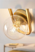 Applique Murale Vintage avec Touche Moderne Or Mat & Globe Verre Transparent
