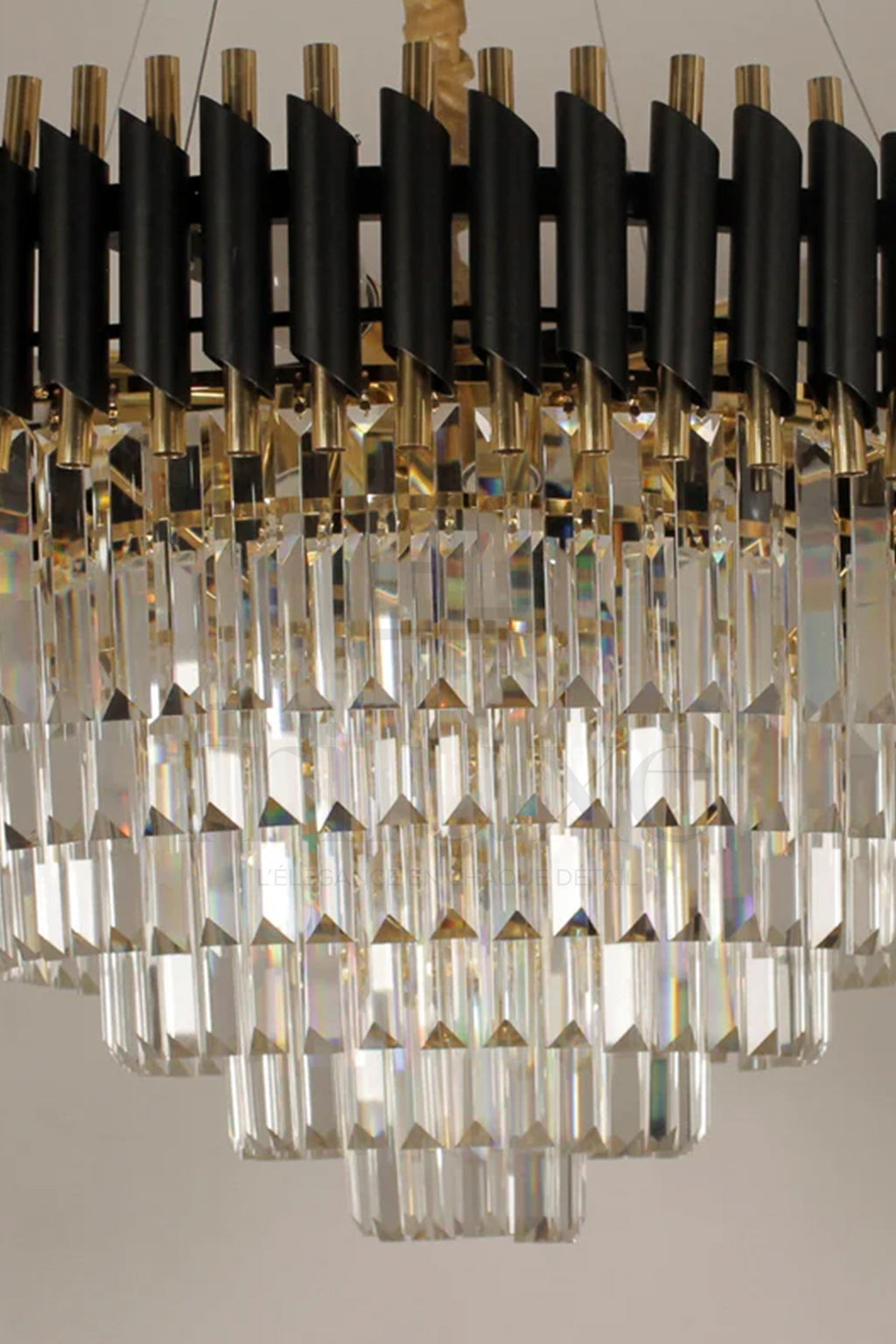 Lustre Cristal CIGAR Décoration – Élégance Sombre & Brillance Dorée