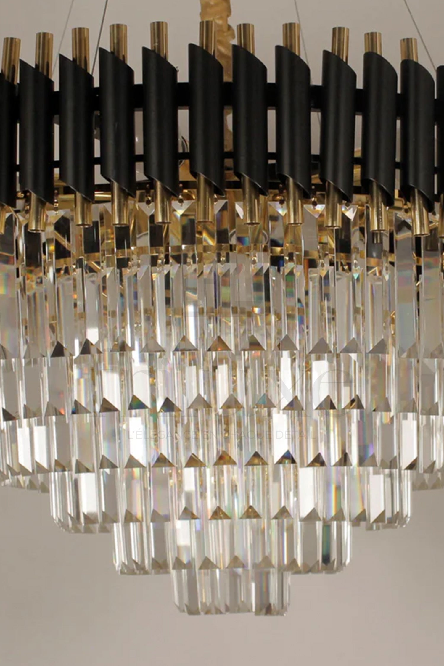 Lustre Cristal CIGAR Décoration – Élégance Sombre & Brillance Dorée