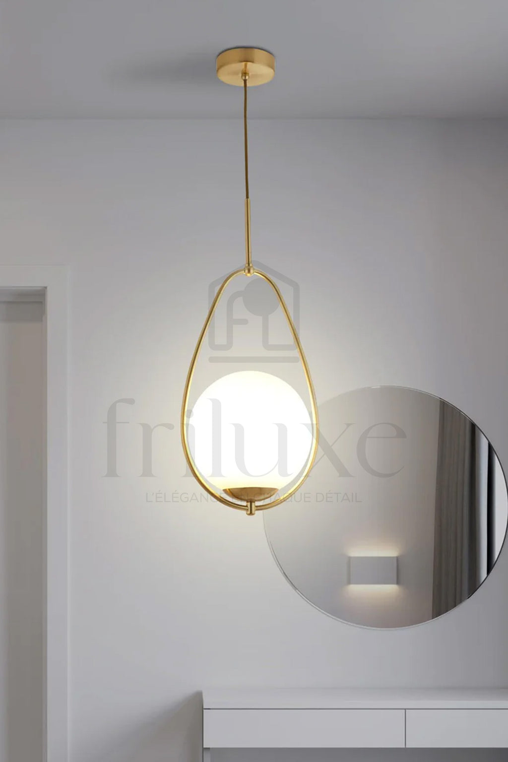 Suspension Ovale Dorée avec Boule Verre Opale – Design Goutte
