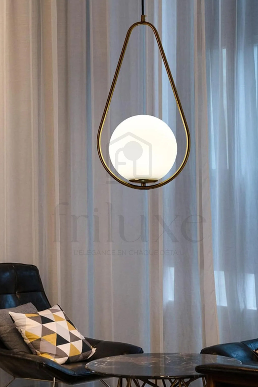 Suspension Ovale Dorée avec Boule Verre Opale – Design Goutte