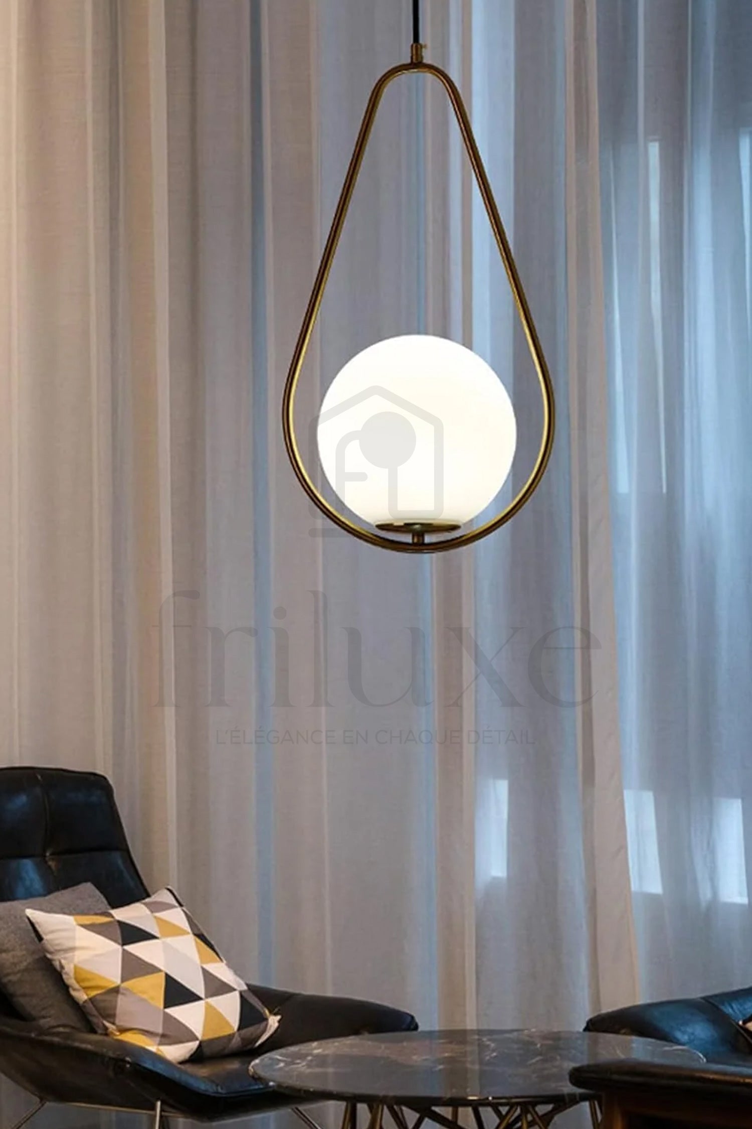 Suspension Ovale Dorée avec Boule Verre Opale – Design Goutte